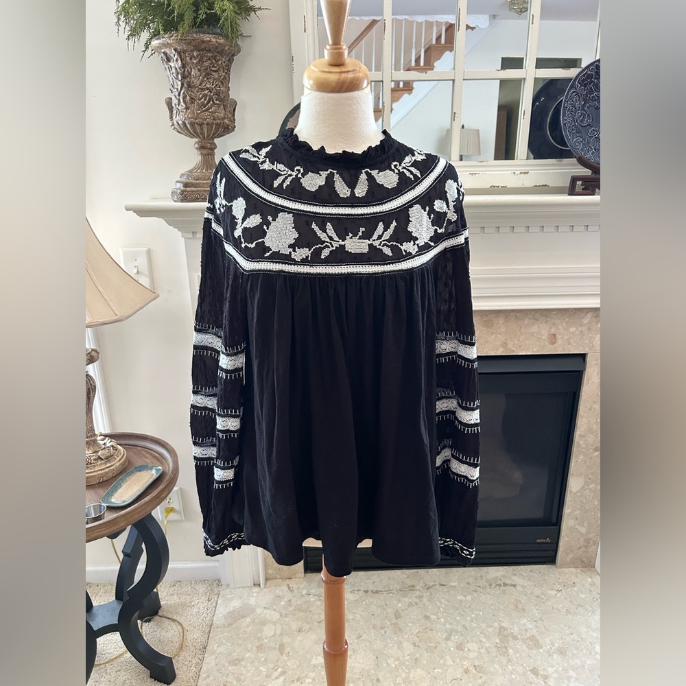 Anthropologie/Maeve Black and White Floral Embroidered Blouse